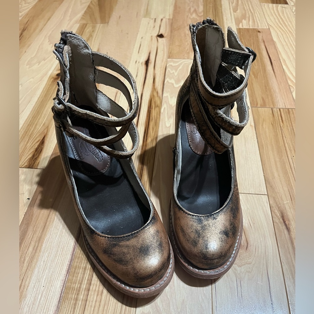 Randi FreeBird: Women's Distressed Leather Ankle Strap Shoes Sz 5